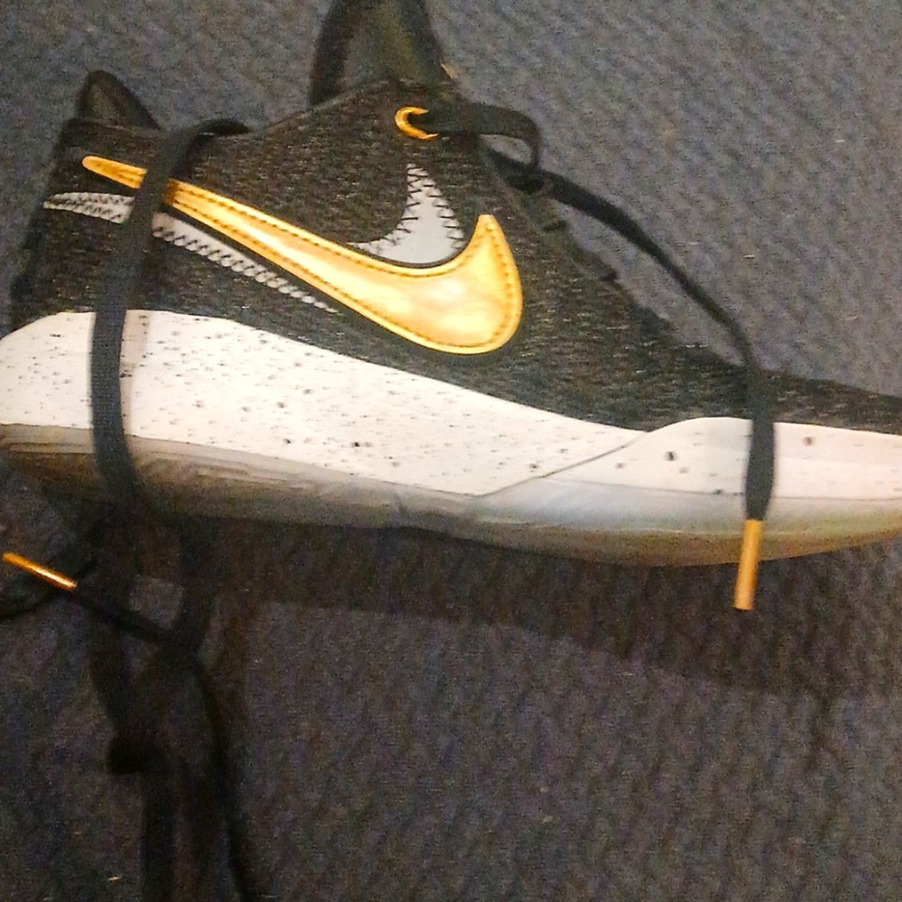 Nike LeBron 20Black Metallic Gold